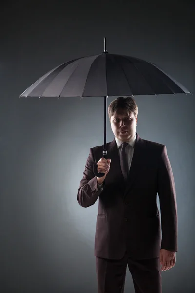 Porträtt av affärsman i kostym under paraply — Stockfoto