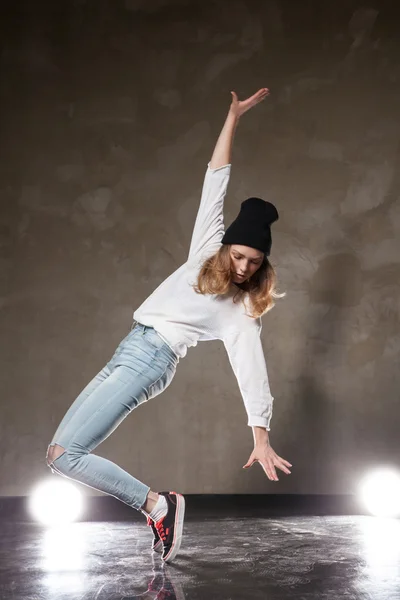 Jeune femme en chapeau noir dansant sur la pointe des pieds — Photo