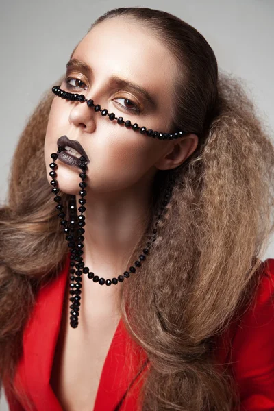 Nahaufnahme einer schönen jungen Frau mit Perlen im Gesicht — Stockfoto