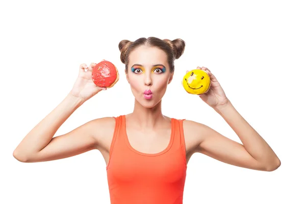 Studio shot dari brunette dengan roti memegang donat cerah — Stok Foto