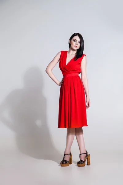 Estudio plano de modelo de pelo negro en vestido rojo — Foto de Stock