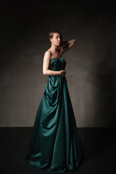 Model poseren in groene mode jurk — Stockfoto