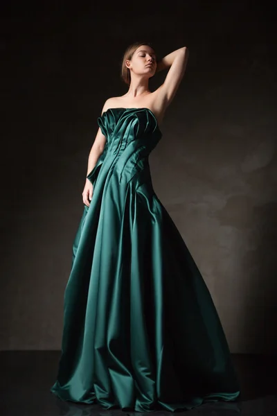 Modell poserar i grönt mode klä — Stockfoto
