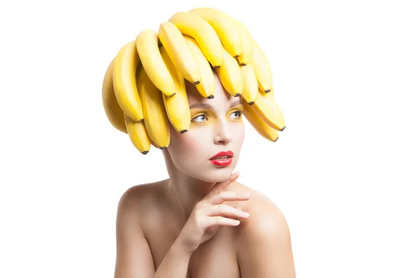Geïsoleerde portret van topless model met bananen op hoofd — Stockfoto