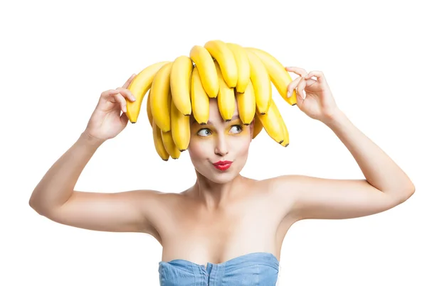 Upphetsad modell med bananer på huvudet håller en i handen — Stockfoto