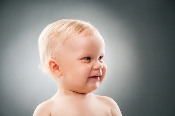 Sorrindo bebê olhando para longe — Fotografia de Stock