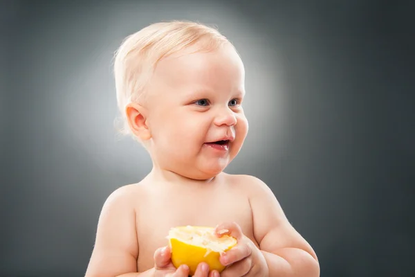 Baby holding limone dimezzato — Foto Stock