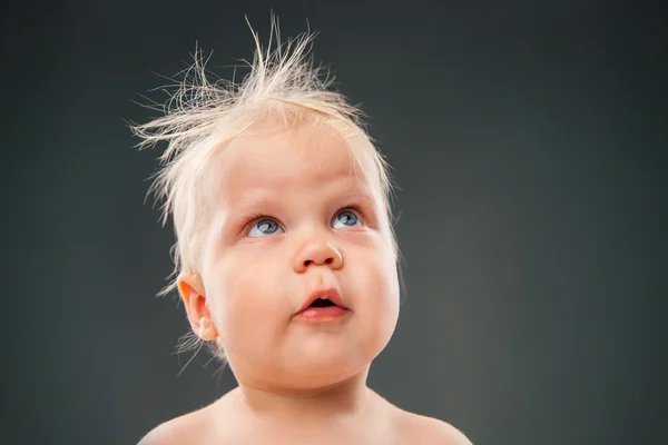 Headshot di adorabile bambino con i capelli disordinati — Foto Stock