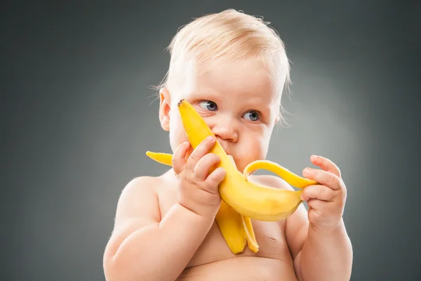 Baby frisst Früchte — Stockfoto
