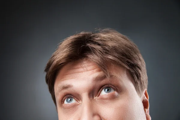 Nahaufnahme eines erwachsenen Mannes, der nach oben schaut — Stockfoto