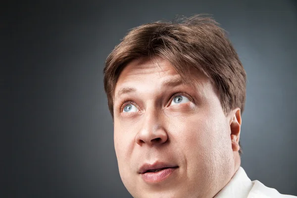 Close-up of adult man looking up in amazement — Stock Photo, Image