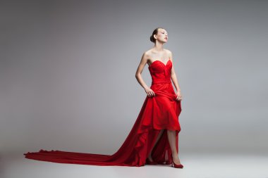 Uzun Kırmızı elbiseli genç modeli