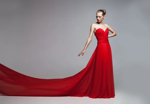 Modelo com saia voadora de vestido vermelho — Fotografia de Stock