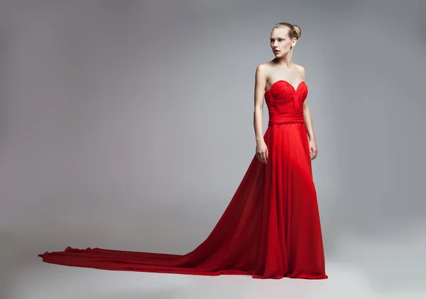 Loira modelo posando em vestido vermelho com saia — Fotografia de Stock