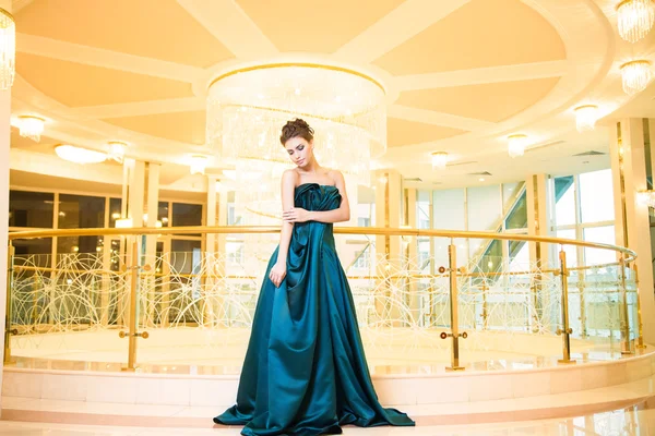 Retrato de mujer elegante en vestido largo mirando hacia otro lado — Foto de Stock