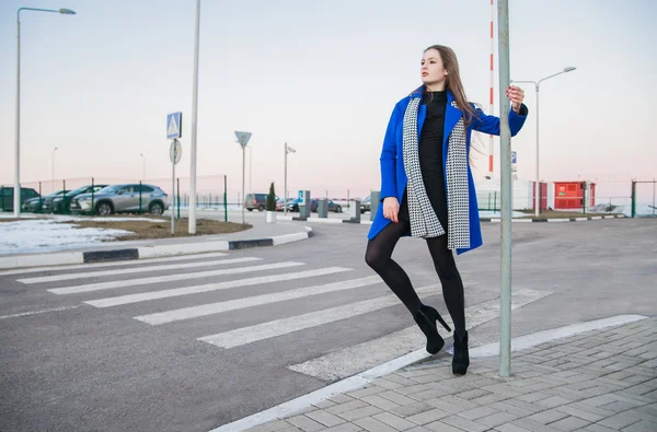 Elegáns nő keres el, miközben utcai pole — Stock Fotó