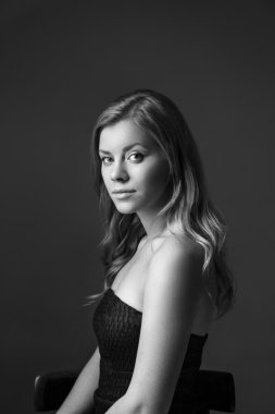 Kameraya bakarak uzun dalgalı saçlı güzel kadın