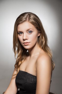 Kameraya bakarak uzun dalgalı saçlı güzel kadın