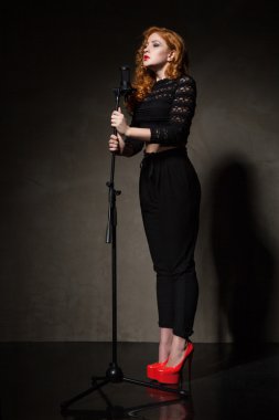 Kızıl saçlı kadın mikrofon imzalama