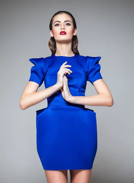 Retrato de mujer de moda en vestido azul con maquillaje brillante — Foto de Stock