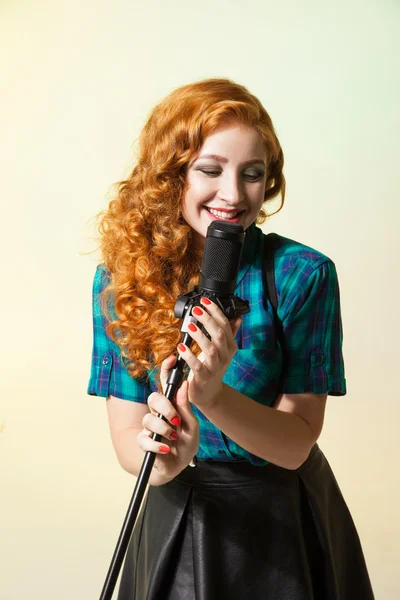 Portrait of curly-haired woman singing in mic — Stock Photo, Image