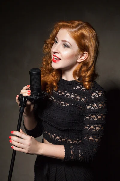 Red-haired diva singing song — Stock Photo, Image