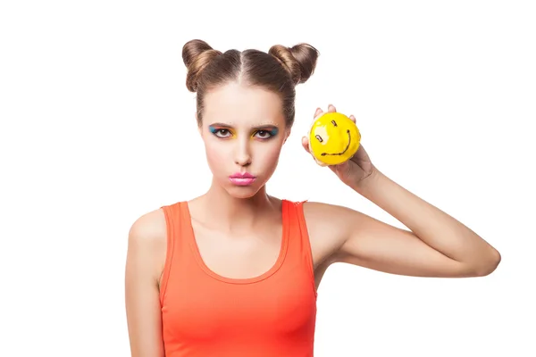 Ernstige brunette kijken camera met lachende donut — Stockfoto