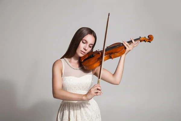 Jovem bonita tocando violino — Fotografia de Stock