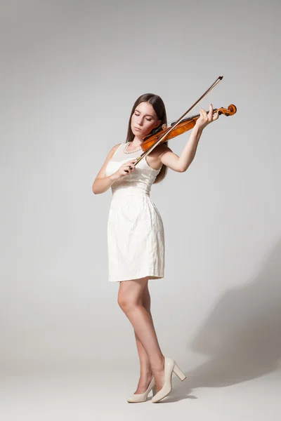 Bela jovem mulher jogar violando — Fotografia de Stock