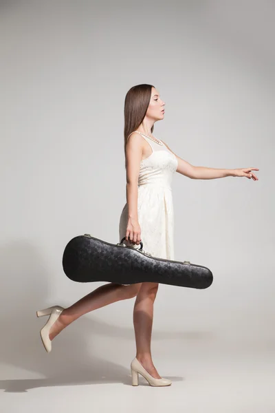 Brunette in white dress carries violin in case — Stock Photo, Image