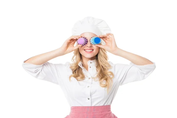 Frau in Kochuniform bedeckt Augen mit Backform — Stockfoto