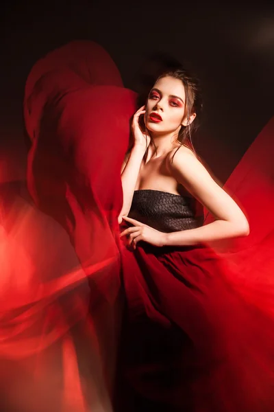 Vacker ung kvinna i viftande röd klänning — Stockfoto