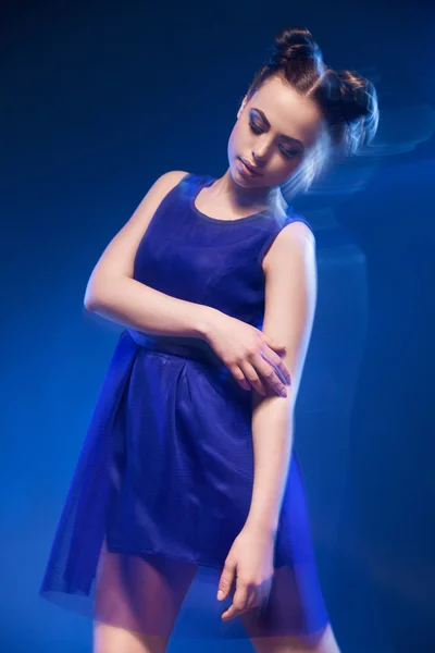 Donna in abito blu con acconciatura e trucco — Foto Stock