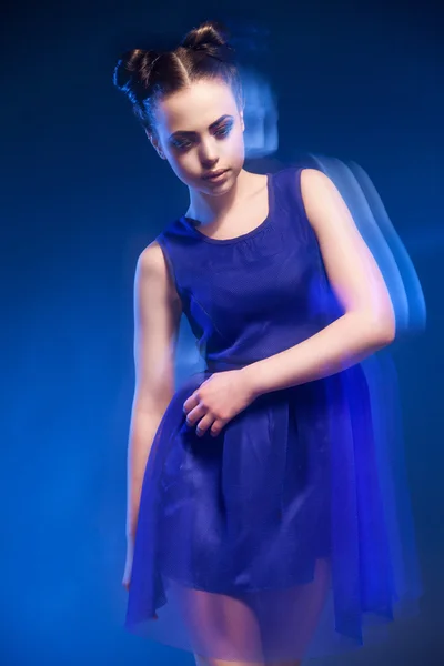 Mujer en vestido azul con peinado y maquillaje — Foto de Stock