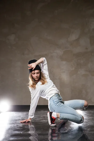 Jeune femme dansant en studio — Photo