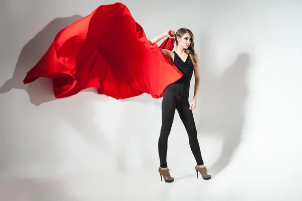 Flicka håller vifta med rött tyg — Stockfoto