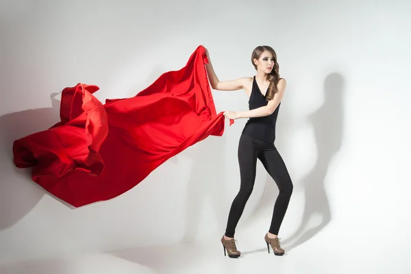 Дівчина тримає червону тканину махаючи — стокове фото