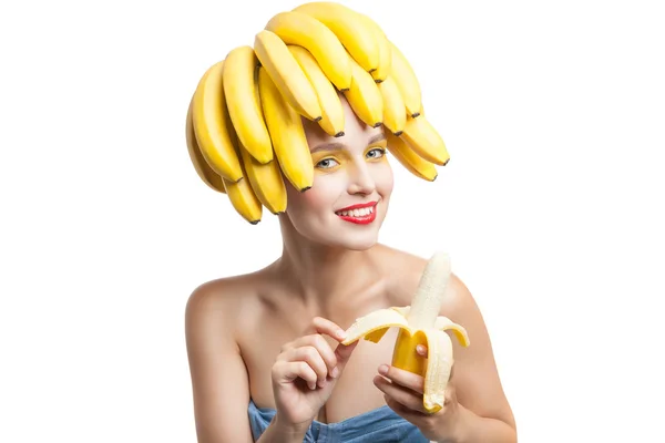 Studio shot van lachende vrouw peeling banaan — Stockfoto