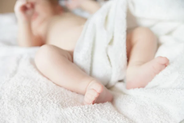 Newborn tiny baby lying on the bed with blanket — Stock Photo, Image