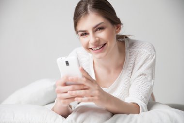 Esmer ile telefon kullanarak ve kameraya bakarak kuyruk