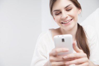 Cep telefonu kullanarak mutlu genç esmer