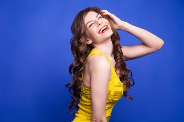 Modelo alegre em vestido amarelo sorrindo — Fotografia de Stock