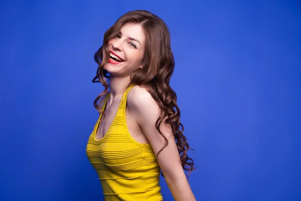 Modelo alegre em vestido amarelo sorrindo — Fotografia de Stock