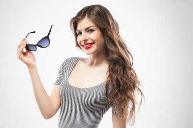 Şeritli gövde beyaz duvara poz esmer gülümseyen