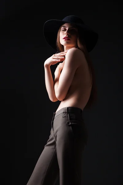 Hermosa joven modelo en topless en sombrero — Foto de Stock
