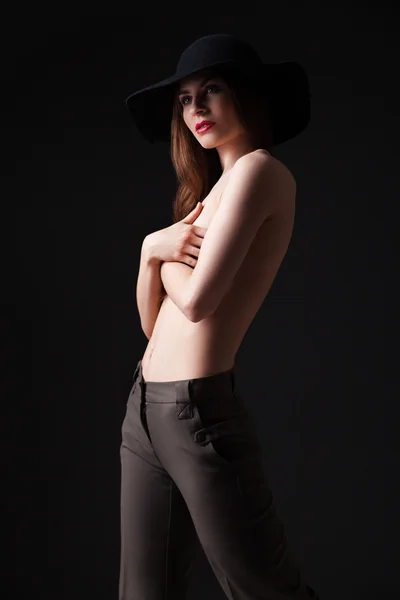 Beautiful young topless model in hat — Stock Photo, Image