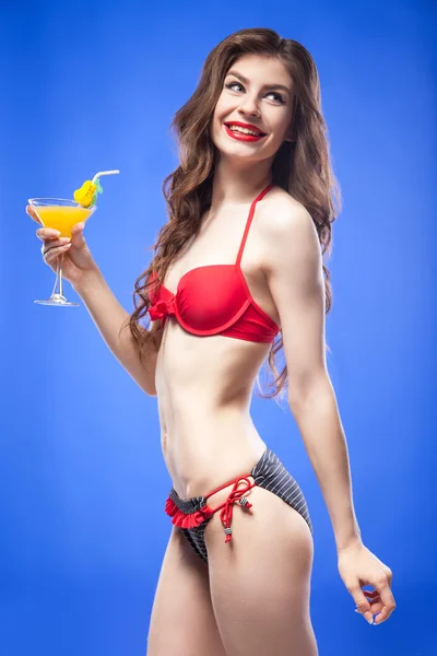Glada brunett i bikini wth cocktail ser tillbaka — Stockfoto