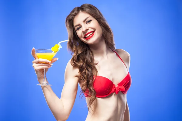 Aantrekkelijke model in rode bikini beha met een exotische cocktail en stro — Stockfoto