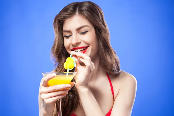 Modèle heureux en bikini rouge cocktail à boire — Photo