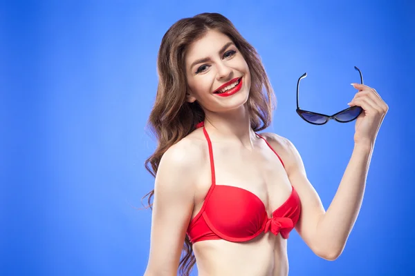Giovane modella sexy in bikini sorridente alla macchina fotografica — Foto Stock